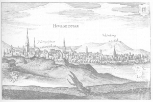 Eine Schwarz-Weiß-Zeichnung der Stadt Hovegeismar, Deutschland, mit Bergen im Hintergrund und Text auf dem Papier.