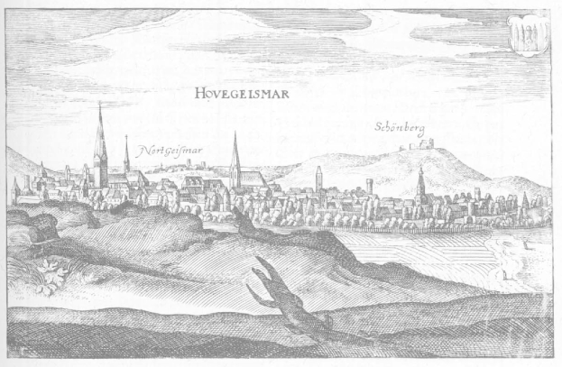 Eine Schwarz-Weiß-Zeichnung der Stadt Hovegeismar, Deutschland, mit Bergen im Hintergrund und Text auf dem Papier.