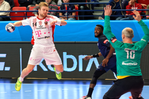 Eine Gruppe von Männern, die Handball auf einem Court spielen, mit einem Ball in der Mitte der Aktion und Zuschauern im Hintergrund bei der Futsal-Weltmeisterschaft 2019, die Bayern München gegen Paris Saint-Germain schaut.
