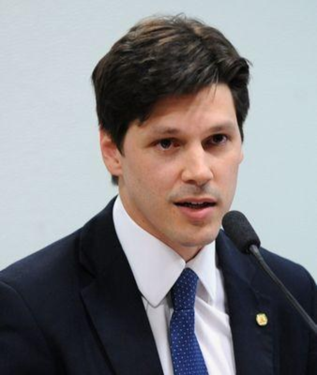 Ein Mann im Anzug spricht in ein Mikrofon und scheint die Genehmigung eines Gesetzes zur Internet-Sperre durch die Regierung zu kommentieren.