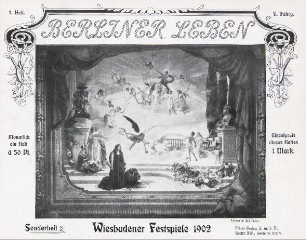 Schwarzes und weißes Foto einer Bühne von den 1902er Wiesbadener Festspielen mit Darstellern in traditioneller deutscher Tracht und einem applaudierenden Publikum.