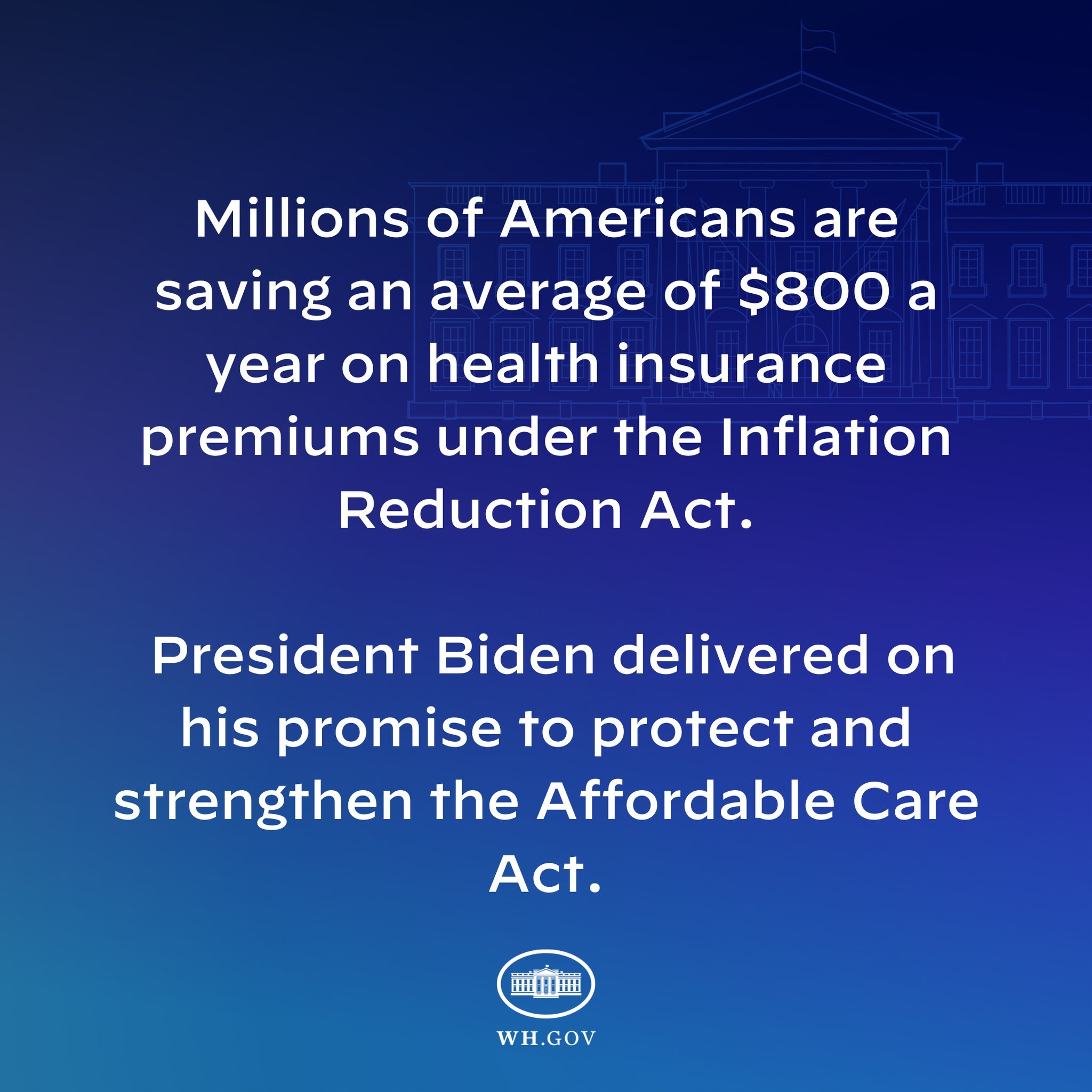 Blauer Hintergrund mit weißer Schrift, die besagt "Millionen von Amerikanern sparen durchschnittlich 800 USD im Jahr bei den Krankenversicherungsprämien thanks to the Inflation Reduction Act" und ein Logo in der Mitte.