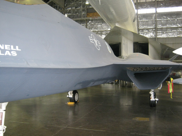 Ein großes Passagierflugzeug mit zwei Triebwerken, Flügeln und einem Leitwerk, das durch den Himmel fliegt.