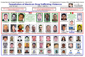 Plakat mit der Überschrift "Töter von mexikanischer Drogenhandel Gewalt" mit Bildern verschiedener Personen und fetter schwarzer Schrift auf einem hellblauen Hintergrund.