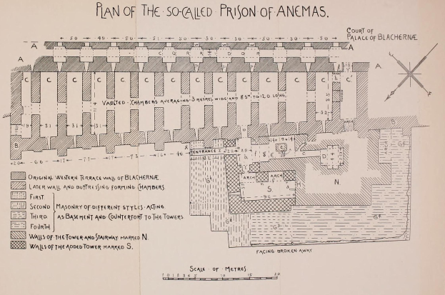 Ausführlicher architektonischer Plan des Anemas-Gefängnisses, der Räume, Gänge, Fenster und Türen auf Papier zeigt.