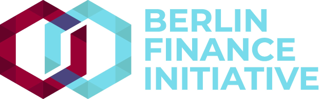 Logo der Berlin Finance Initiative mit einem blauen Kreis mit weißer Umrandung und einem weißen "B" in der Mitte, umgeben von einem weißen Ring mit blau-weißem Karomuster, alles auf einem weißen Hintergrund mit fetter schwarzer Schrift "Berlin Finance Initiative".