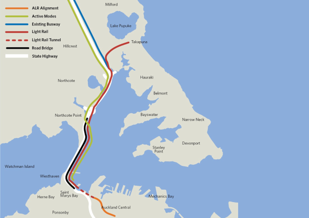 Karte einer Stadt mit einer roten Linie, die die geplante Bahnroute anzeigt, einschließlich Haltestellen und Details der umliegenden Gegend.