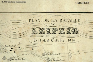 Ein detailliertes altes Schlachtfeld von Leipzig, das verschiedene Kämpfe zeigt und mit Text über das Datum, die Uhrzeit und den Ort annotiert ist.