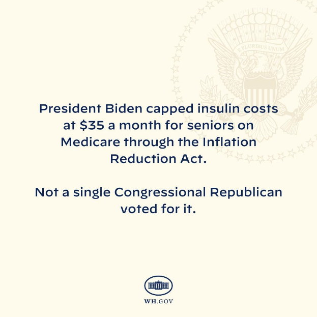 Plakat mit dem Text "Präsident Biden beschränkt Insulin-Kosten auf 35 Dollar im Monat für Senioren mit Medicare dank des Inflation Reduction Act" und einem begleitenden Logo.