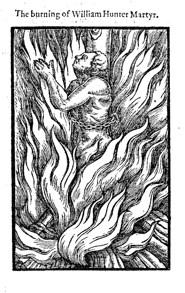 Schwarze und weiße Zeichnung einer Person in Not, die von hellorangeen und gelben Flammen umgeben ist, mit der Überschrift "Die Verbrennung des William Hunter Märtyrer" in fetter schwarzer Schrift darüber.