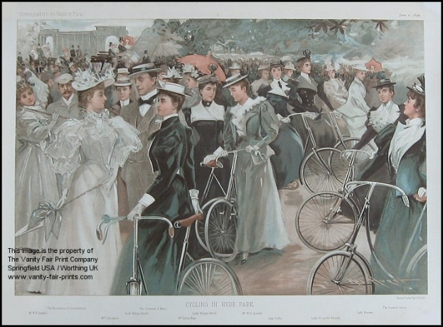 Gruppe von Menschen, die Fahrräder in Hyde Park, London fahren, mit Häusern und einem Gebäude im Hintergrund, tragen Hüte und Text unten.