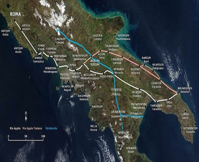 Eine Karte von Italien mit einer blauen Linie, die eine kreisförmige Zugroute von und nach Rom zeigt, mit beschrifteten Städten und Orten entlang des Weges.
