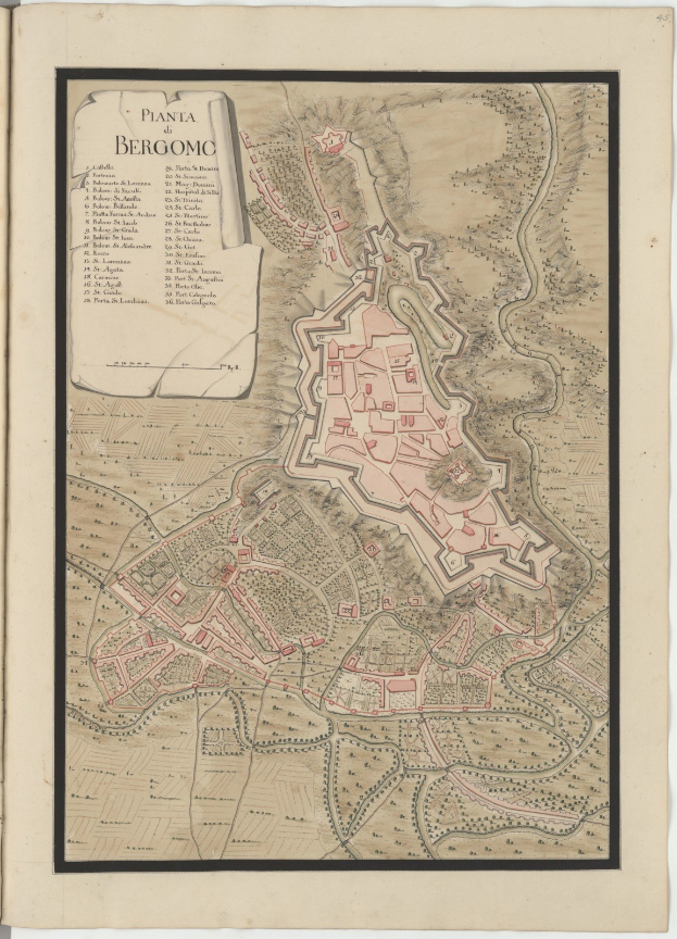 Ein altes Buch mit einer detaillierten Karte von Bergamo, Italien, das Straßen, Gebäude und Sehenswürdigkeiten zeigt, sowie Text, der die Bevölkerung, Geschichte und Kultur der Stadt beschreibt.