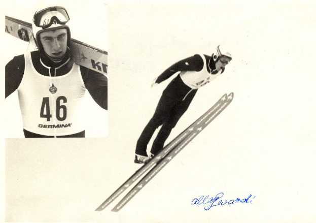 Schwarzes und weiße Foto eines Skifahrers in der Luft, der einen Helm, eine Brille trägt und Skiplanken hält, mit Text unten.