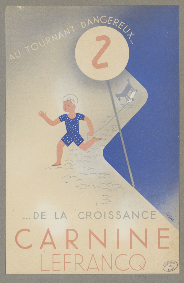 Eine Person in einem hellgelben Kleid lächelt breit in der Mitte eines Karnevalplakats, umgeben von der fetten schwarzen Schrift "Karneval".