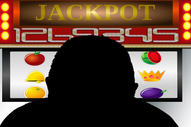 Ein Mann spielt einen Online-Spielautomaten mit "Jackpot" angezeigt, umgeben von einer Tafel mit Text und Obstbildern.