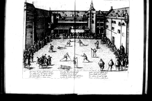 Ein aufgeschlagenes Buch, das eine Gruppe von Menschen in einem Hof zeigt, die sich in einem Fechtspiel befinden, wobei einige Schwerter halten und andere Faustschläge austeilen, umgeben von Gebäuden, mit sichtbarem Text auf dem Buch.