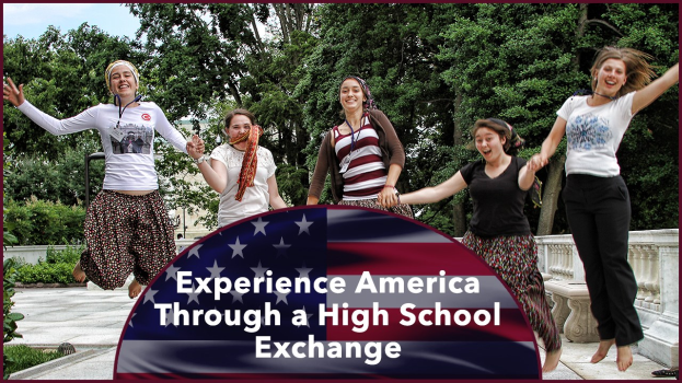 Gruppe strahlender Frauen, die draußen mit Bäumen, Pflanzen und einem klaren blauen Himmel springen, mit Text unten: "Erlebe Amerika durch einen Highschool-Austausch."