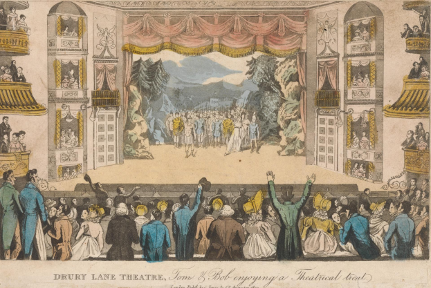 Eine Menschenmenge steht vor einer Bühne im Drury Lane Theatre in London, wobei der Bühnenhintergrund Vorhänge, Bäume, Hügel und einen Himmel zeigt.