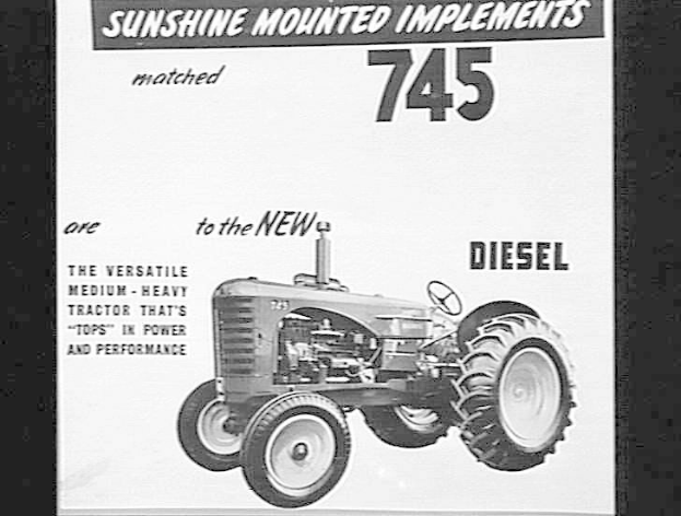 Schwarzer und weißer Werbeplakat für einen 745 Traktor mit angebauten Geräten, zeigt den Traktor und beschreibenden Text.