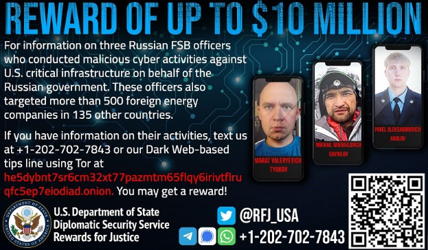 Belohnungsposter mit bis zu $10 Millionen, zeigt Bilder von drei russischen FSB-Offizieren und einen QR-Code unten.
