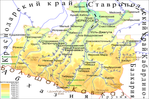 Eine detaillierte Karte der Ukraine auf einem Plakat, die geografische Merkmale wie Flüsse, Berge und Städte zeigt, begleitet von Text, Zahlen und Grenzen.