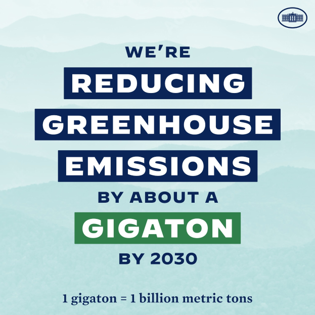 Plakat mit der Aufschrift "Wir reduzieren die Treibhausgasemissionen um etwa eine Gigatonne bis 2030" mit Logo, das für die Reduzierung von Treibhausgasen bis 2030 wirbt.