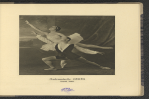 Ein Schwarz-Weiß-Foto eines Mannes und einer Frau in Ballettkleidung, der Mann in einem weißen Tutu und die Frau in einem rosafarbenen Kleid, die elegant und perfekt synchron tanzen.