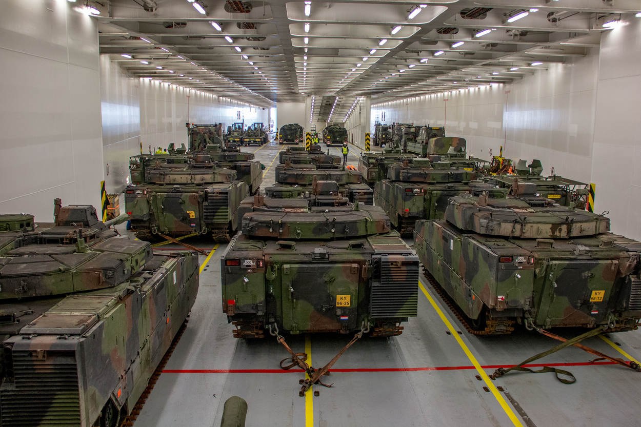 Ein grosser Militaraustellungsraum mit Reihen von Militaraerzten, Wanden auf beiden Seiten und Deckenbeleuchtung.