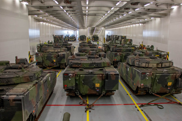 Ein grosser Militaraustellungsraum mit Reihen von Militaraerzten, Wanden auf beiden Seiten und Deckenbeleuchtung.