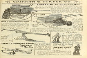 Ein altes Buch mit einer Zeichnung eines Traktors und einer Egge, Bilder von Menschen und Text, wahrscheinlich ein Katalog für landwirtschaftliche Geräte.