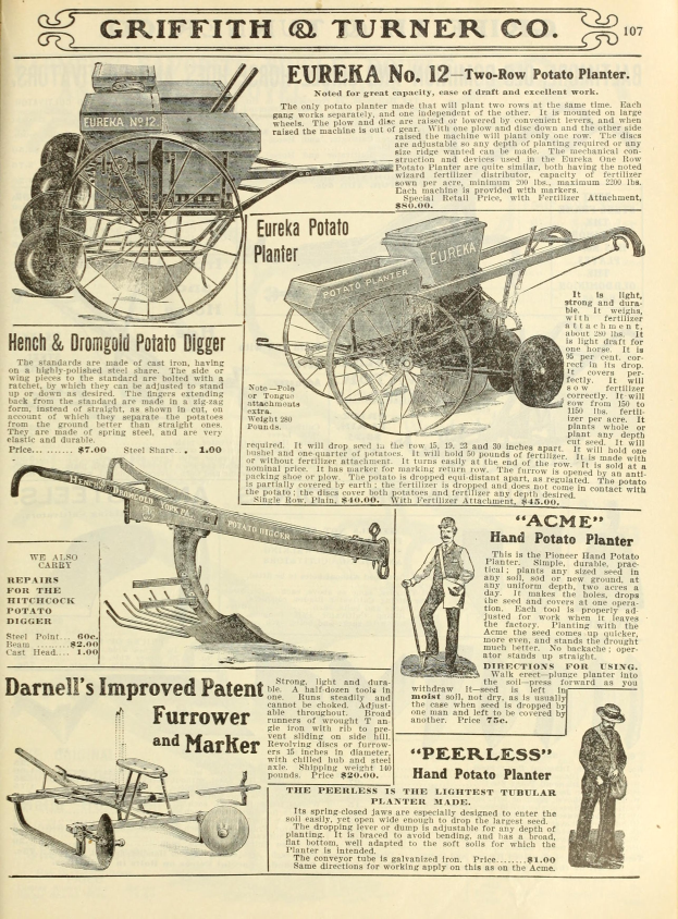 Ein altes Buch mit einer Zeichnung eines Traktors und einer Egge, Bilder von Menschen und Text, wahrscheinlich ein Katalog für landwirtschaftliche Geräte.