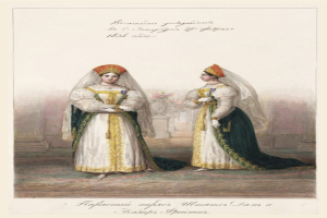 Zwei Frauen in traditionellen russischen Hochzeitskleidern stehen auf einem Teppichboden und lächeln sich an; eine hält einen Blumenstrauß, beide tragen weiße und grüne bestickte Kleider mit Haaren im Dutt.