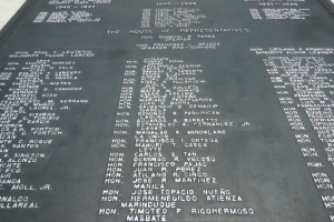 Eine schwarze Plakette an einem Gebäude mit der Aufschrift "House of Representatives".