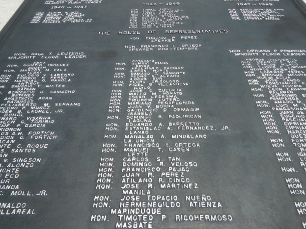 Eine schwarze Plakette an einem Gebäude mit der Aufschrift "House of Representatives".