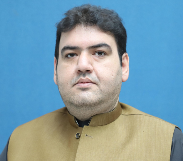 Ein Mann in brauner Weste und schwarzem Hemd steht vor einem blauen Hintergrund und sieht bedrückt und verzweifelt aus, wahrscheinlich wegen einer lebenslangen Haftstrafe.