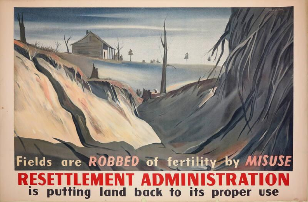 Ein Plakat an einer Wand mit der Aufschrift "Resettlement Administration: Fields are Robbed of Fertility by Misuse", umgeben von einem Haus, Bäumen und Wasser.