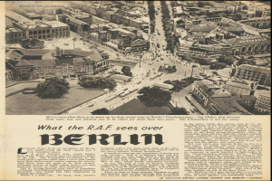 Schwarzes und weißes Foto einer alten Zeitung mit einer Stadtansicht, die Gebäude, Bäume und Fahrzeuge zeigt, sowie Text.