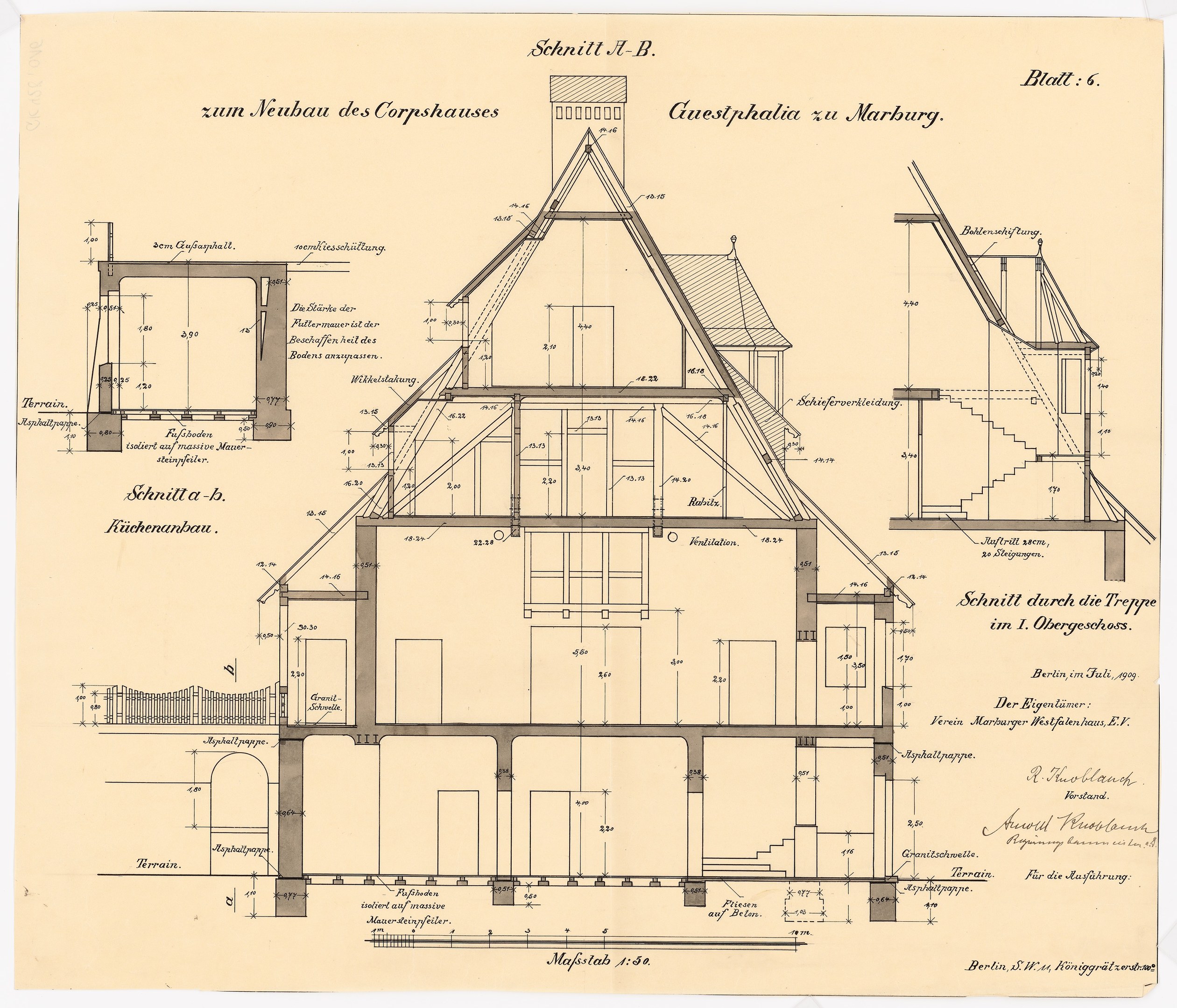 Schwarz-weißes Architekturzeichnung eines Hauses mit zahlreichen Fenstern und einem Dachfirst, beschriftet als erstes Haus in Deutschland, begleitet von detaillierten Plänen und Text auf Papier.