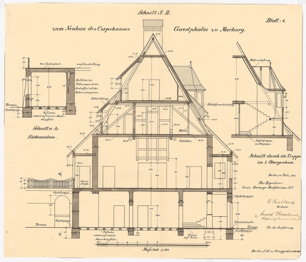 Schwarz-weißes Architekturzeichnung eines Hauses mit zahlreichen Fenstern und einem Dachfirst, beschriftet als erstes Haus in Deutschland, begleitet von detaillierten Plänen und Text auf Papier.