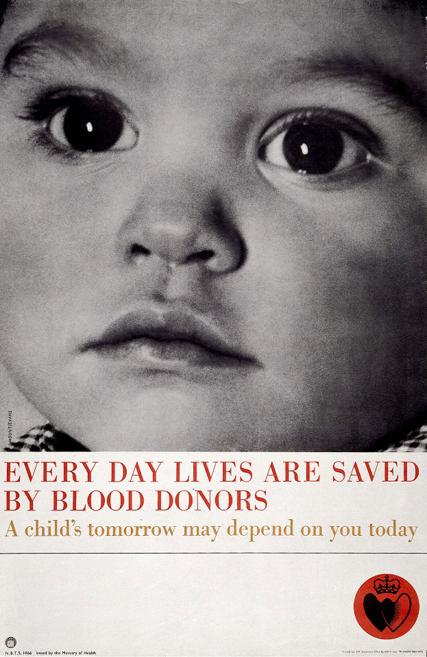 Plakat mit einem Kindergesicht in der Mitte und fetter schwarzer Schrift, die "Jeden Tag rettet Blutspenden Leben" um das Bild herum zeigt.