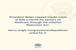 Plakat mit dem Text "Präsident Biden beschränkte die Insulin-Kosten auf 35 Dollar pro Monat für Senioren mit Medicare durch das Inflation Reduction Act" neben einem Logo.