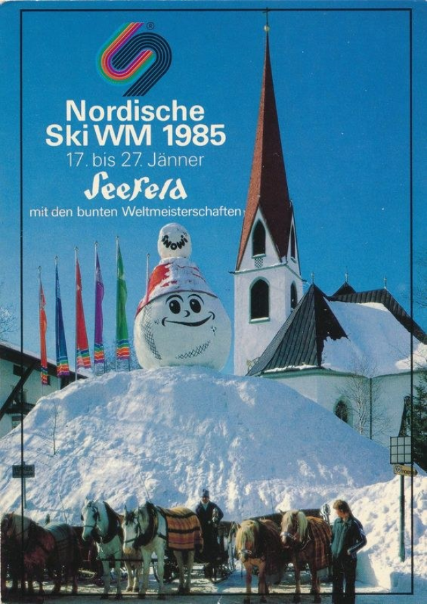 Plakat für die Nordischen Skiweltmeisterschaften 1985 in Seefeld, Schweiz, das eine schneebedeckte Landschaft mit Skifahrern, Pferden, Stangen, Flaggen, Gebäuden, Bäumen und Himmel zeigt.