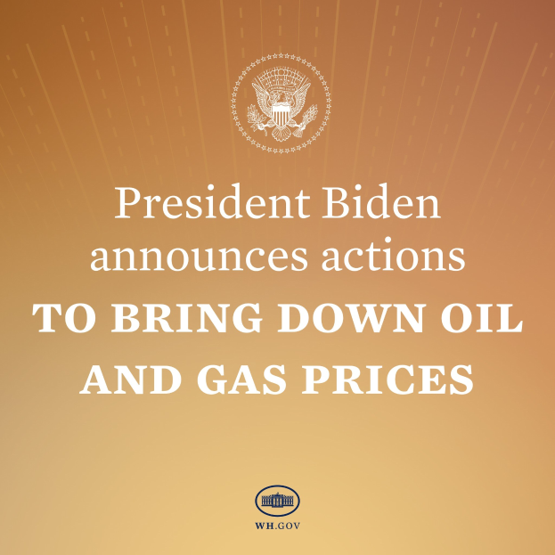 Präsident Biden an einem Rednerpult, bei dem er Maßnahmen zur Verringerung von Öl- und Gaspreisen ankündigt, mit einem markierten Plakat im Hintergrund.