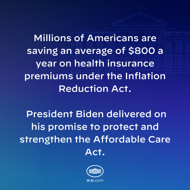 Ein blauer Hintergrund mit dem Text "Millionen von Amerikanern sparen durchschnittlich 800 USD pro Jahr an Gesundheitsversicherungsprämien thanks to the Inflation Reduction Act" und einem Logo.