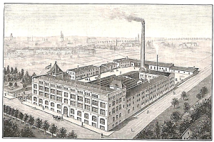 Alte Fabrik mit großem zentralen Gebäude umgeben von Bäumen und Text unten.