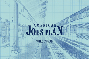 Blaupause eines Bahnhofs mit der Aufschrift "American Jobs Plan" mit einem Zug auf der rechten Seite und Eisenbahnschienen daneben.
