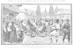 Schwarz-weißes Bild einer tanzenden Gruppe vor einer Menge, mit Häusern und Bäumen im Hintergrund.