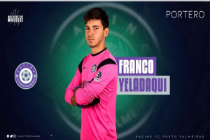 Eine Person in einem pinken T-Shirt mit dem Logo von Racing FC Porto Palmeiras und der Aufschrift "Franco Yeladaqui".