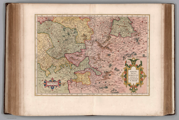 Ein aufgeschlagenes Buch, das eine detaillierte Karte von Deutschlands Regionen mit begleitendem Text zeigt.